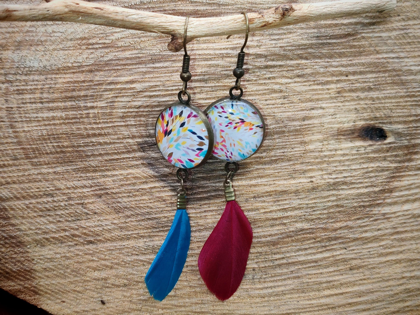 Boucles d'oreille de 16mm de diamètre en résine sur imprimé, motif asymétrique, fait main