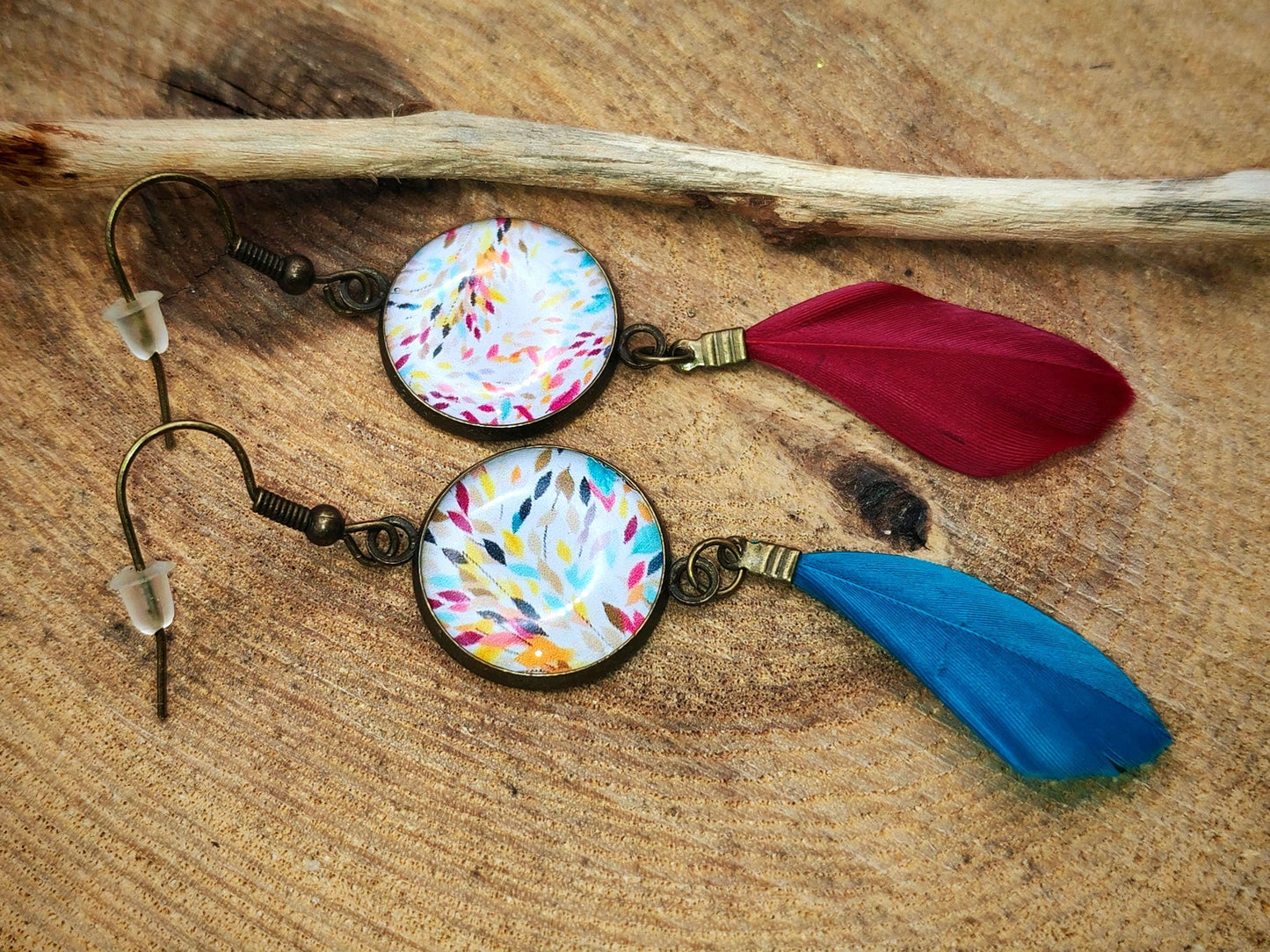 Boucles d'oreille de 16mm de diamètre en résine sur imprimé, motif asymétrique, fait main