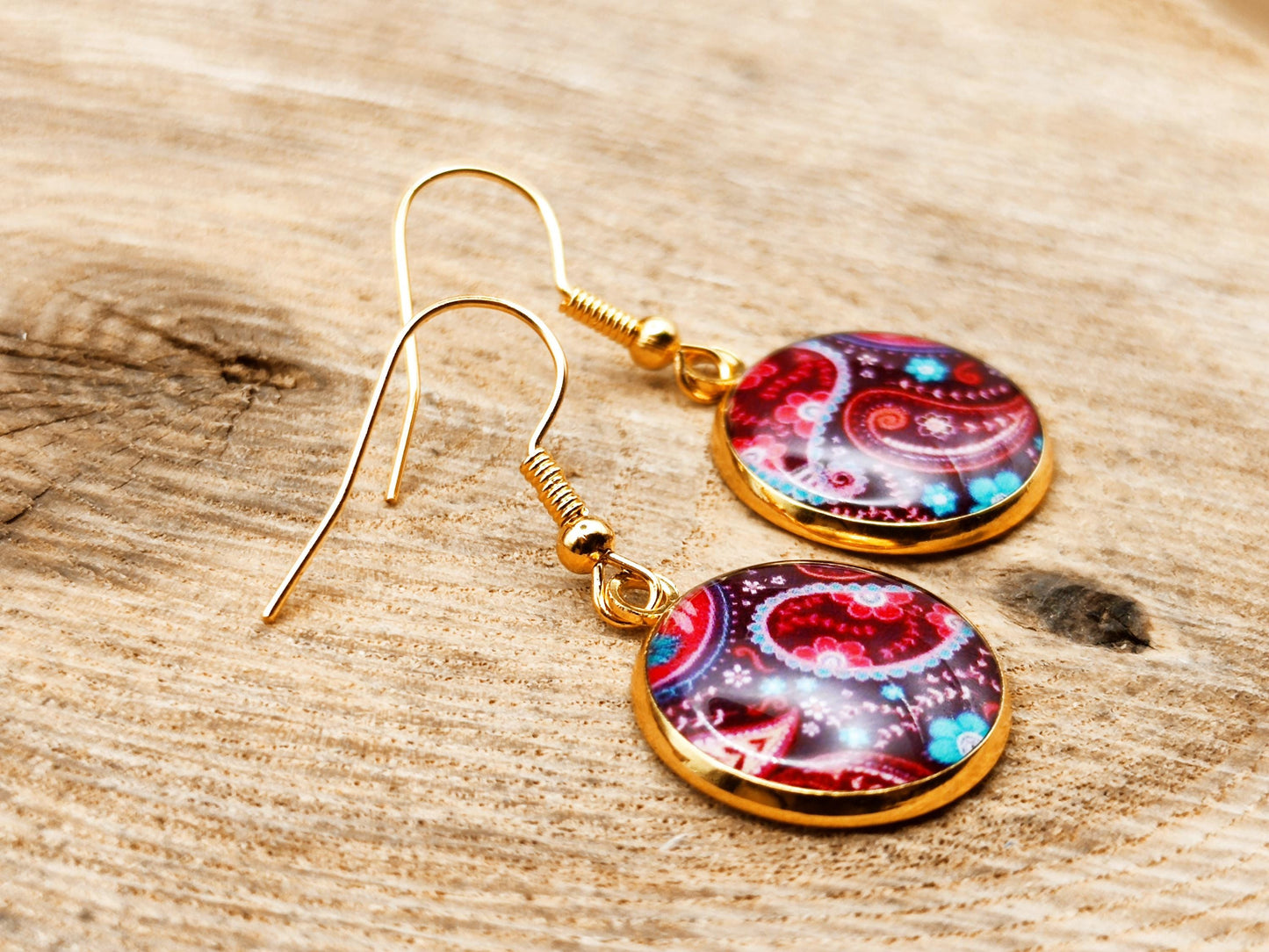 Boucles d'oreille de 16mm de diamètre en résine sur imprimé, motif asymétrique, fait main