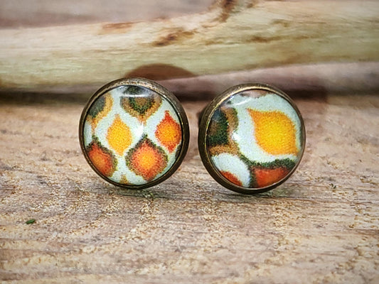 Clous d'oreille, laiton couleur bronze, cabochon de 6mm de diamètre en résine sur imprimé, motif asymétrique, fait main