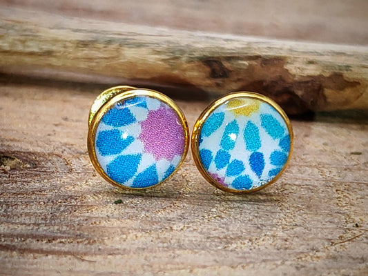 Clous d'oreille, acier inoxydable, cabochon de 6mm de diamètre en résine sur imprimé, motif asymétrique, fait main