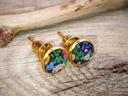 Clous d'oreille, acier inoxydable, cabochon de 6mm de diamètre en résine sur imprimé, motif asymétrique, fait main
