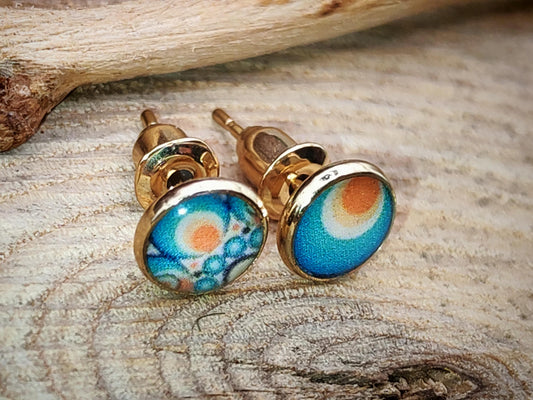 Clous d'oreille, acier inoxydable, cabochon de 6mm de diamètre en résine sur imprimé, motif asymétrique, fait main