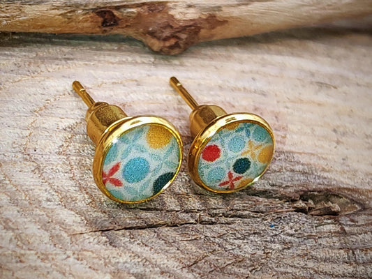 Clous d'oreille, acier inoxydable, cabochon de 6mm de diamètre en résine sur imprimé, fait main