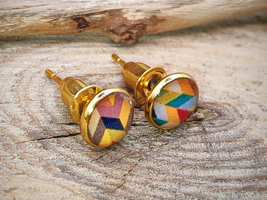 Clous d'oreille, acier inoxydable, cabochon de 6mm de diamètre en résine sur imprimé, motif asymétrique, fait main
