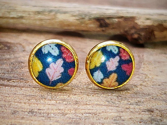 Clous d'oreille, acier inoxydable, cabochon de 6mm de diamètre en résine sur imprimé, motif asymétrique, fait main