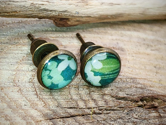 Clous d'oreille, laiton couleur bronze, cabochon de 6mm de diamètre en résine sur imprimé, motif asymétrique, fait main