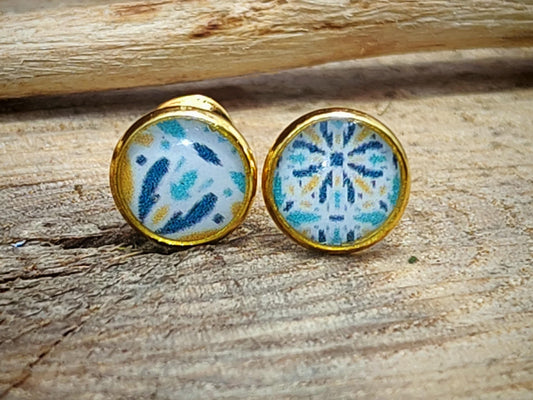 Clous d'oreille, acier inoxydable, cabochon de 6mm de diamètre en résine sur imprimé, motif asymétrique, fait main