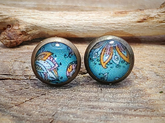 Clous d'oreille, laiton couleur bronze, cabochon de 6mm de diamètre en résine sur imprimé, motif asymétrique, fait main