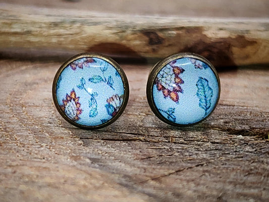 Clous d'oreille, laiton couleur bronze, cabochon de 6mm de diamètre en résine sur imprimé, motif asymétrique, fait main