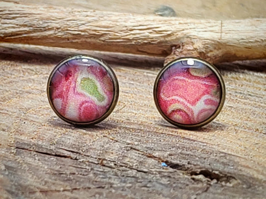 Clous d'oreille, laiton couleur bronze, cabochon de 6mm de diamètre en résine sur imprimé, motif asymétrique, fait main