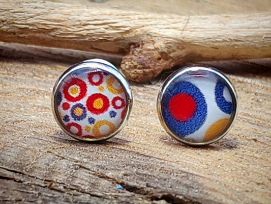 Clous d'oreille, acier inoxydable, cabochon de 6mm de diamètre en résine sur imprimé, motif asymétrique, fait main