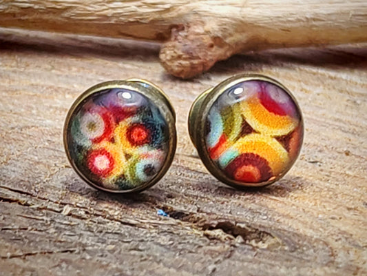 Clous d'oreille, laiton couleur bronze, cabochon de 6mm de diamètre en résine sur imprimé, motif asymétrique, fait main