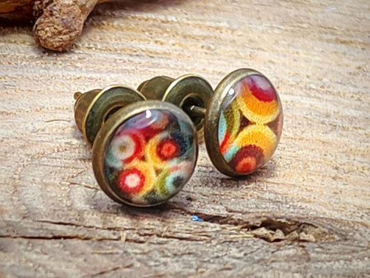 Clous d'oreille, laiton couleur bronze, cabochon de 6mm de diamètre en résine sur imprimé, motif asymétrique, fait main