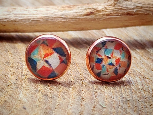 Clous d'oreille, acier inoxydable, cabochon de 6mm de diamètre en résine sur imprimé, motif asymétrique, fait main