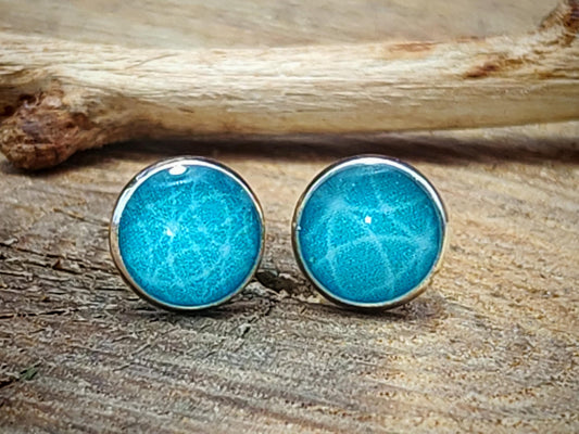 Clous d'oreille, acier inoxydable, cabochon de 6mm de diamètre en résine sur imprimé, motif asymétrique, fait main
