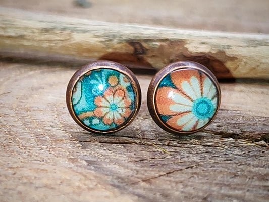 Clous d'oreille, acier inoxydable, cabochon de 6mm de diamètre en résine sur imprimé, motif asymétrique, fait main