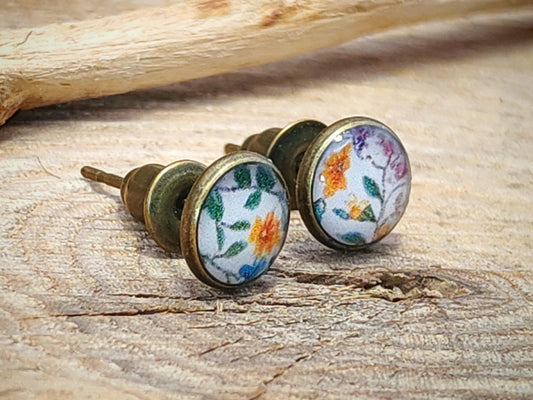 Clous d'oreille, acier inoxydable, cabochon de 6mm de diamètre en résine sur imprimé, motif asymétrique, fait main