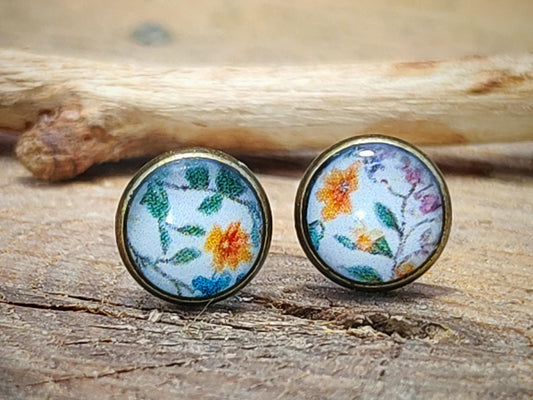 Clous d'oreille, acier inoxydable, cabochon de 6mm de diamètre en résine sur imprimé, motif asymétrique, fait main
