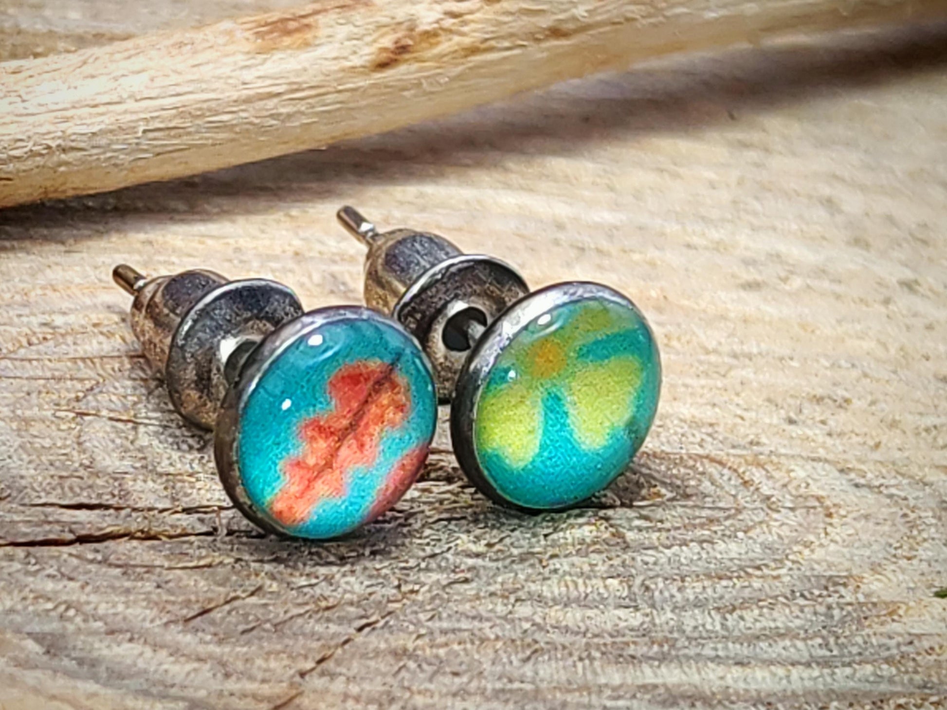 Clous d'oreille, cabochon de 6mm de diamètre en résine sur imprimé, fait main