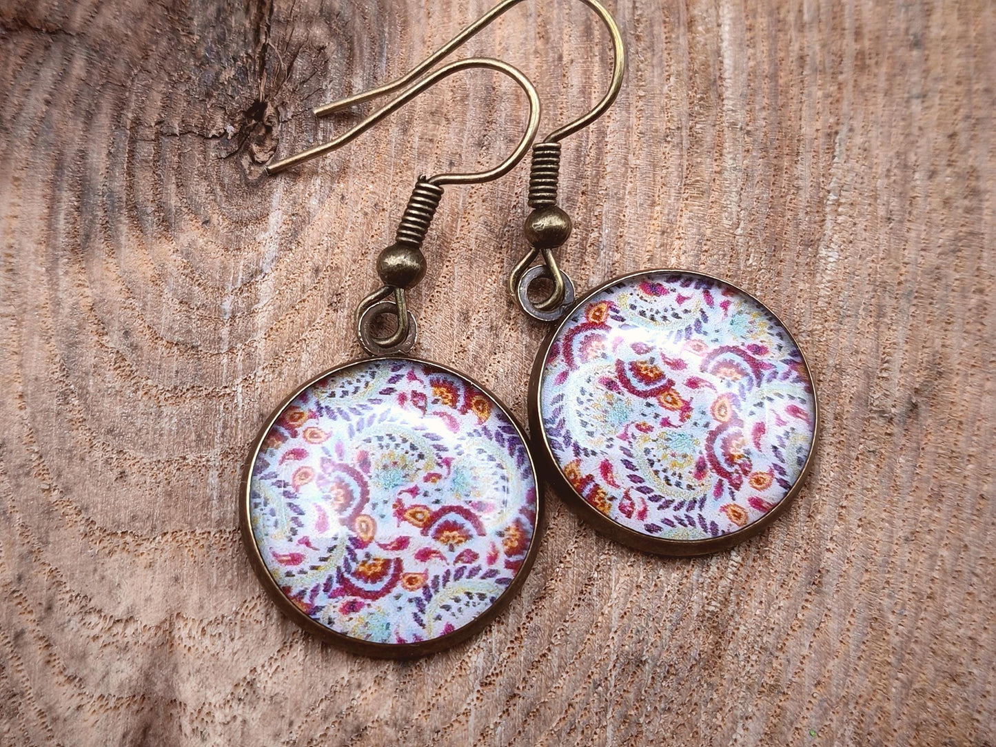 Boucles d'oreille de 16mm de diamètre en résine sur imprimé, motif asymétrique, fait main