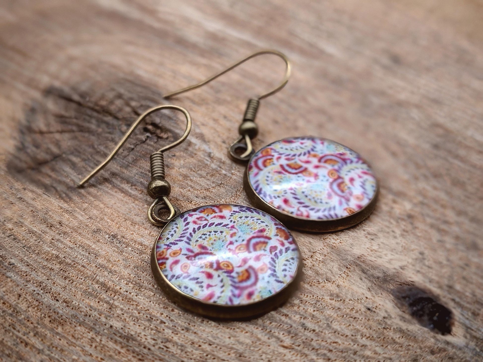 Boucles d'oreille de 16mm de diamètre en résine sur imprimé, motif asymétrique, fait main