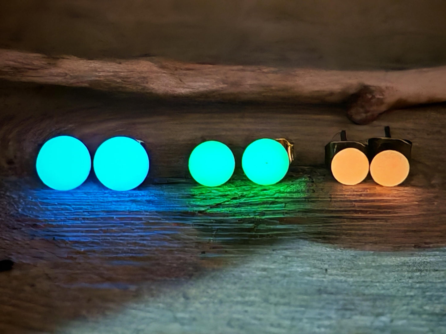 Clous d'oreille phosphorescents en résine, fait main, différentes tailles, différentes couleurs de métal et de résine