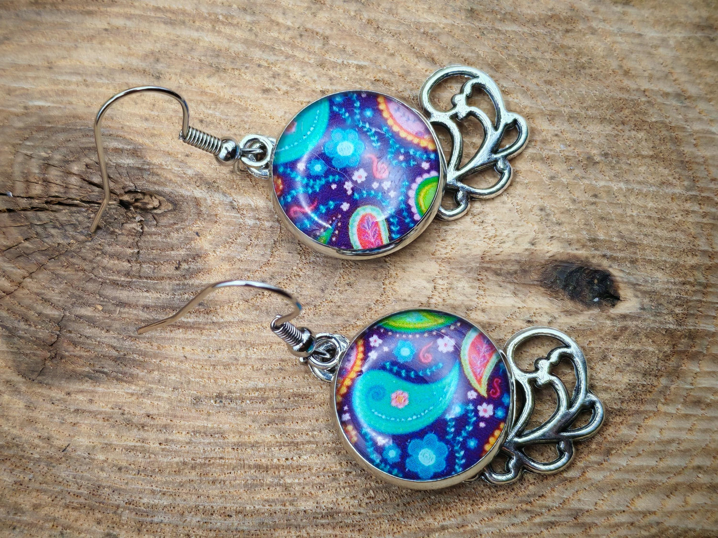 Boucles d'oreille de 16mm de diamètre en résine sur imprimé, motif asymétrique, fait main