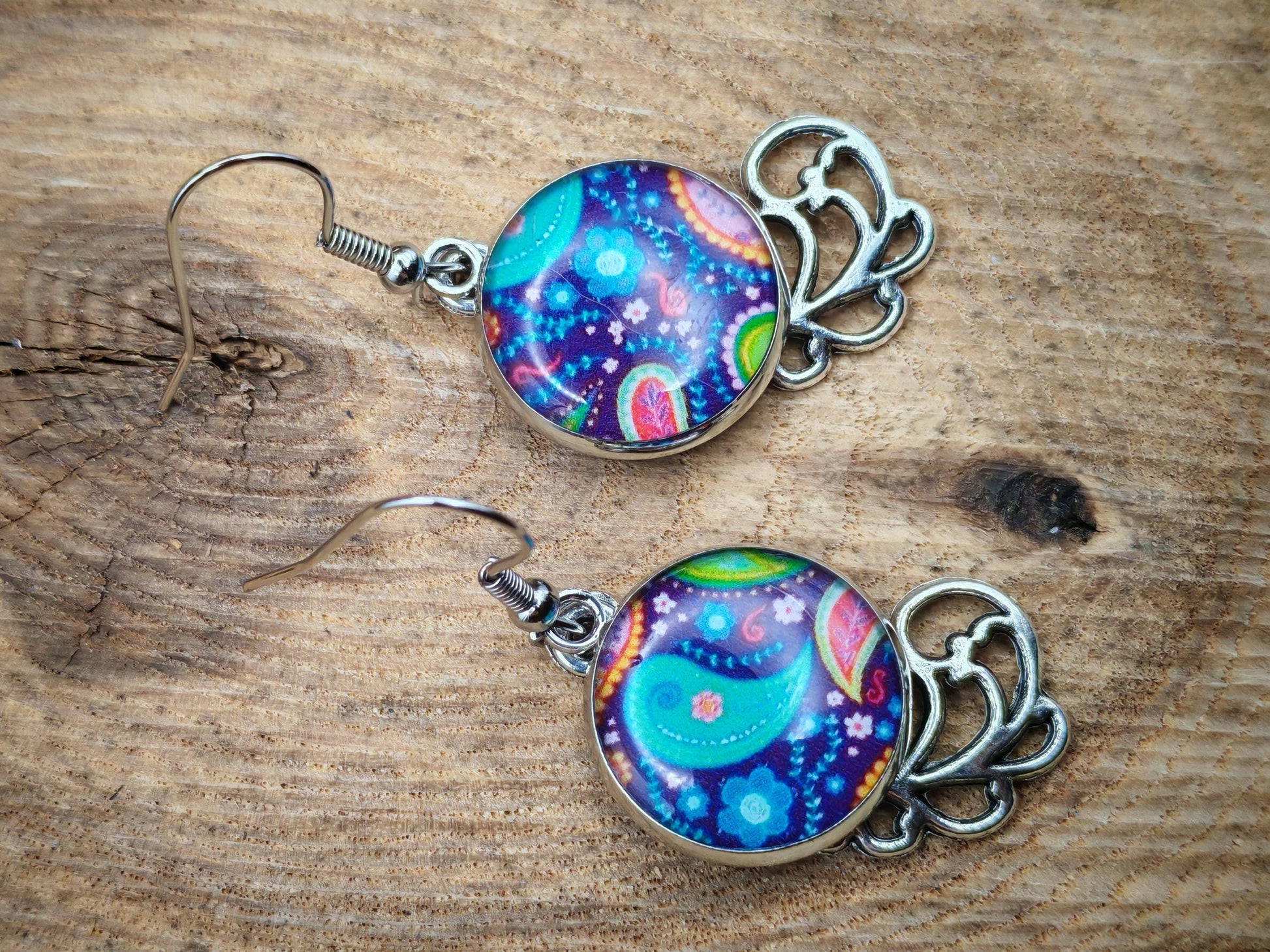 Boucles d'oreille de 16mm de diamètre en résine sur imprimé, motif asymétrique, fait main