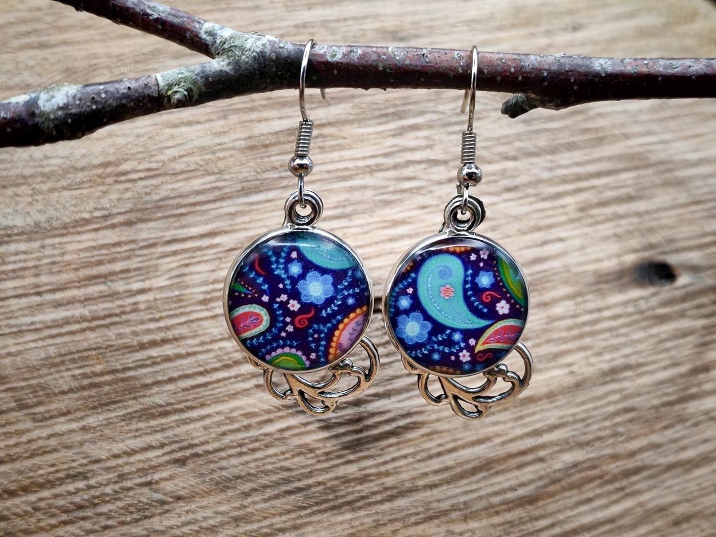 Boucles d'oreille de 16mm de diamètre en résine sur imprimé, motif asymétrique, fait main