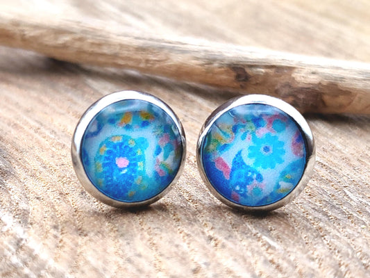 Clous d'oreille, acier inoxydable, cabochon de 8mm de diamètre en résine sur imprimé, motif asymétrique, fait main