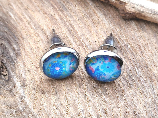 Clous d'oreille, acier inoxydable, cabochon de 8mm de diamètre en résine sur imprimé, motif asymétrique, fait main
