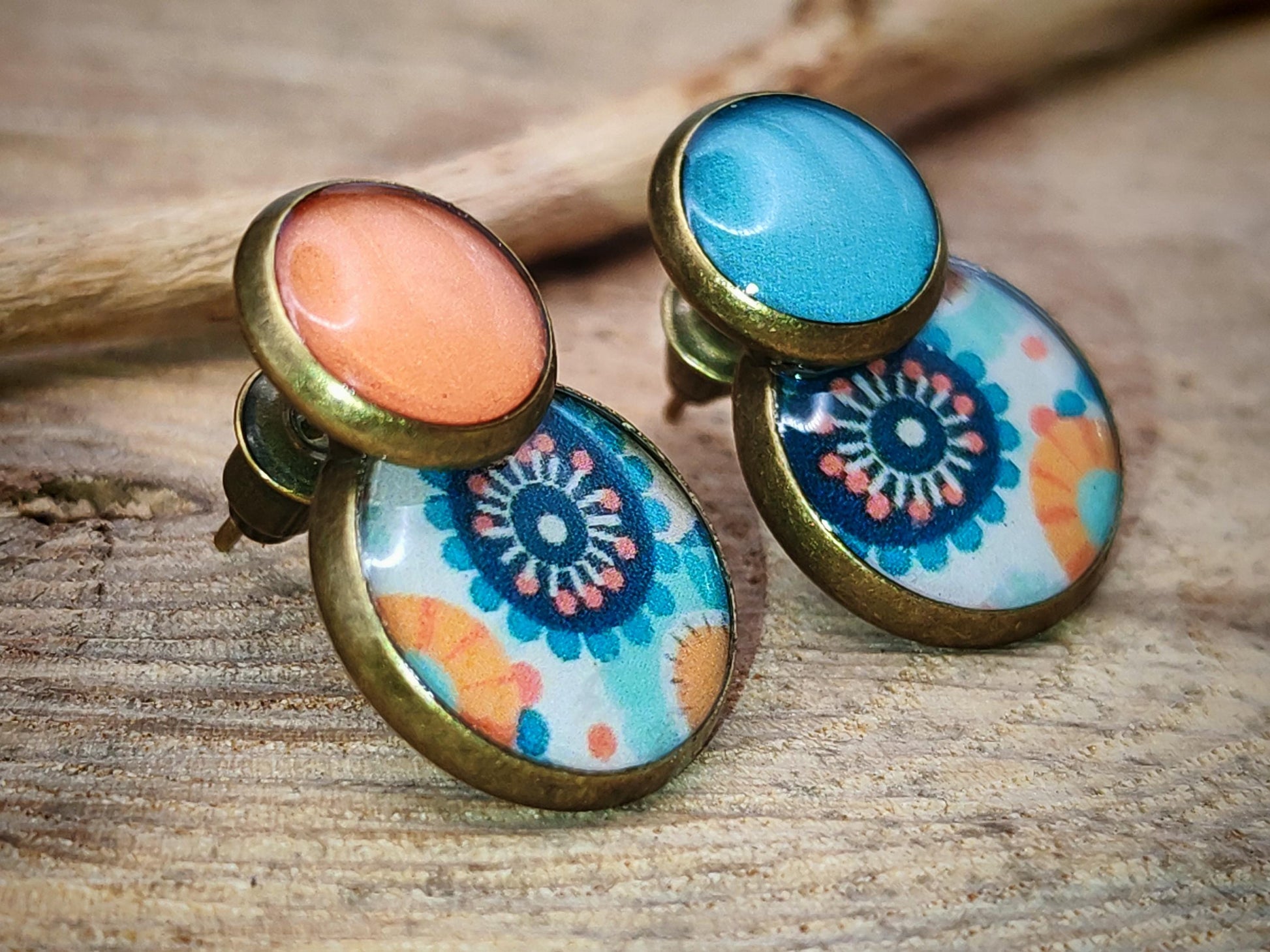 Clous d'oreille, montage de cabochons en résine de 8mm et 12 mm, motif asymétrique, fait main