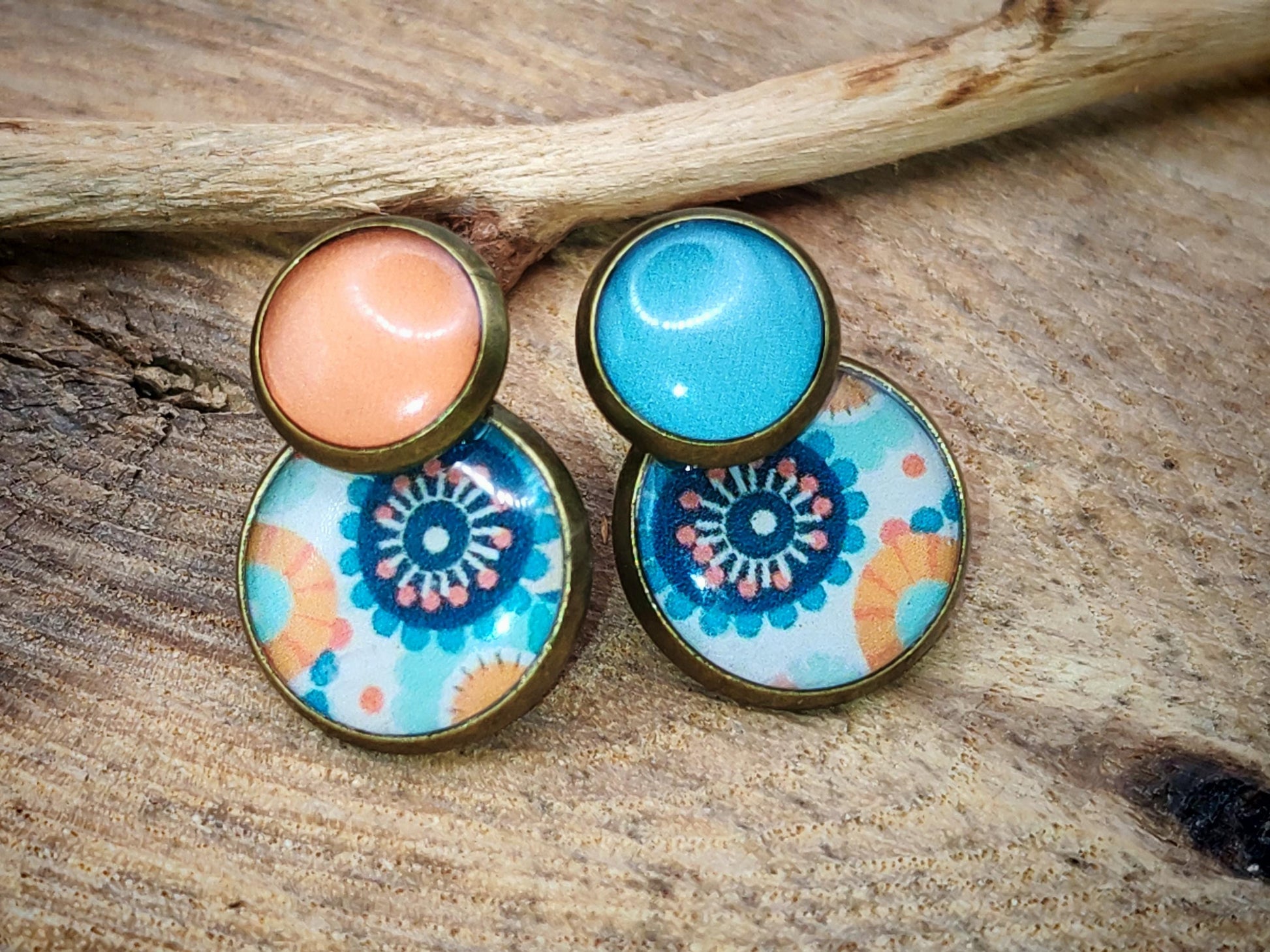 Clous d'oreille, montage de cabochons en résine de 8mm et 12 mm, motif asymétrique, fait main