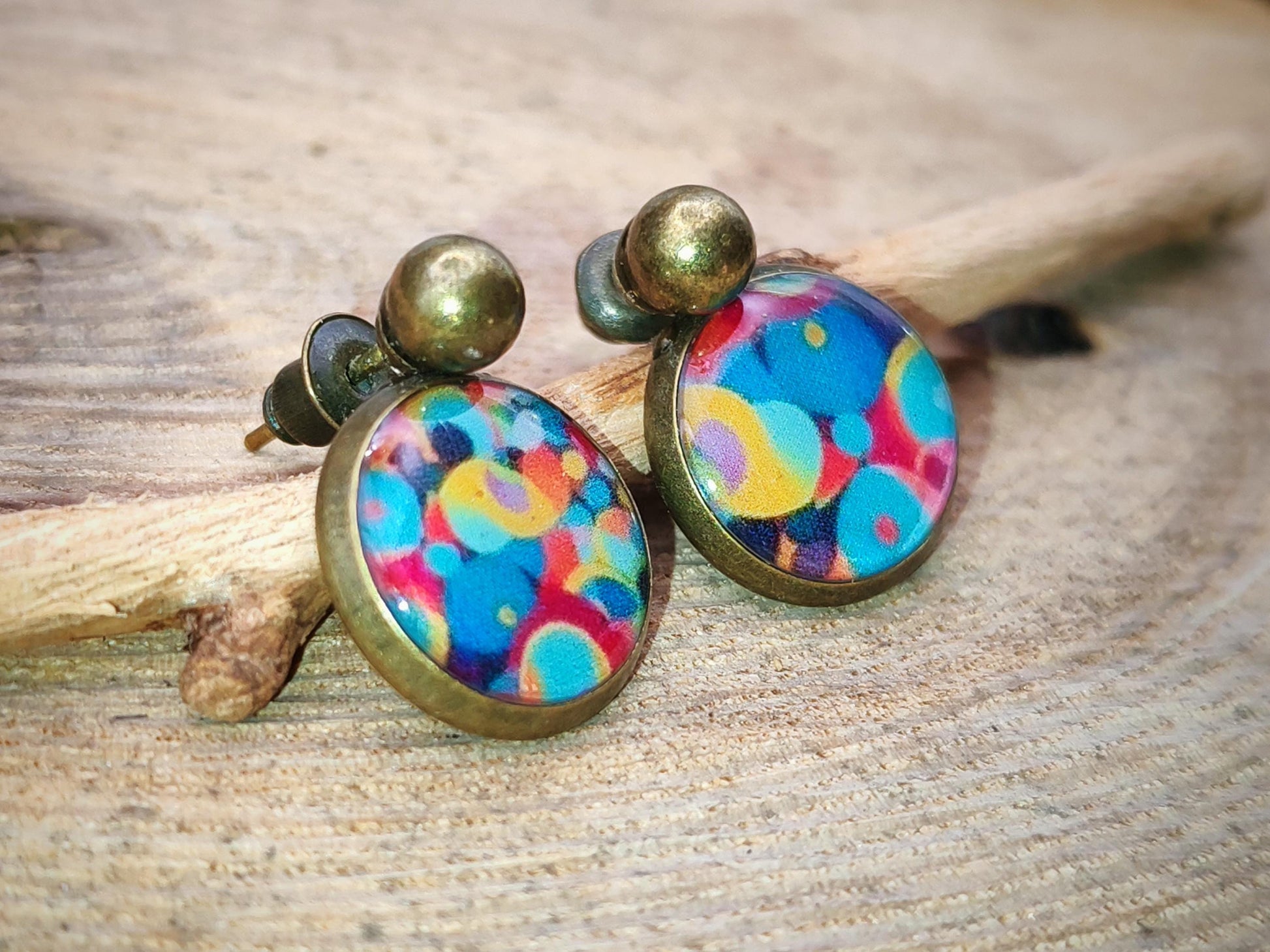 Puce d'oreille de 12mm de diamètre en résine sur imprimé, motif asymétrique, fait main