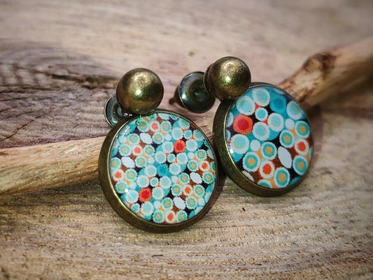 Puce d'oreille de 12mm de diamètre en résine sur imprimé, motif asymétrique, fait main