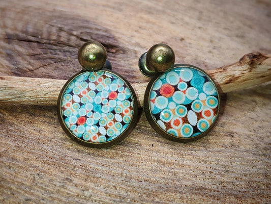 Puce d'oreille de 12mm de diamètre en résine sur imprimé, motif asymétrique, fait main