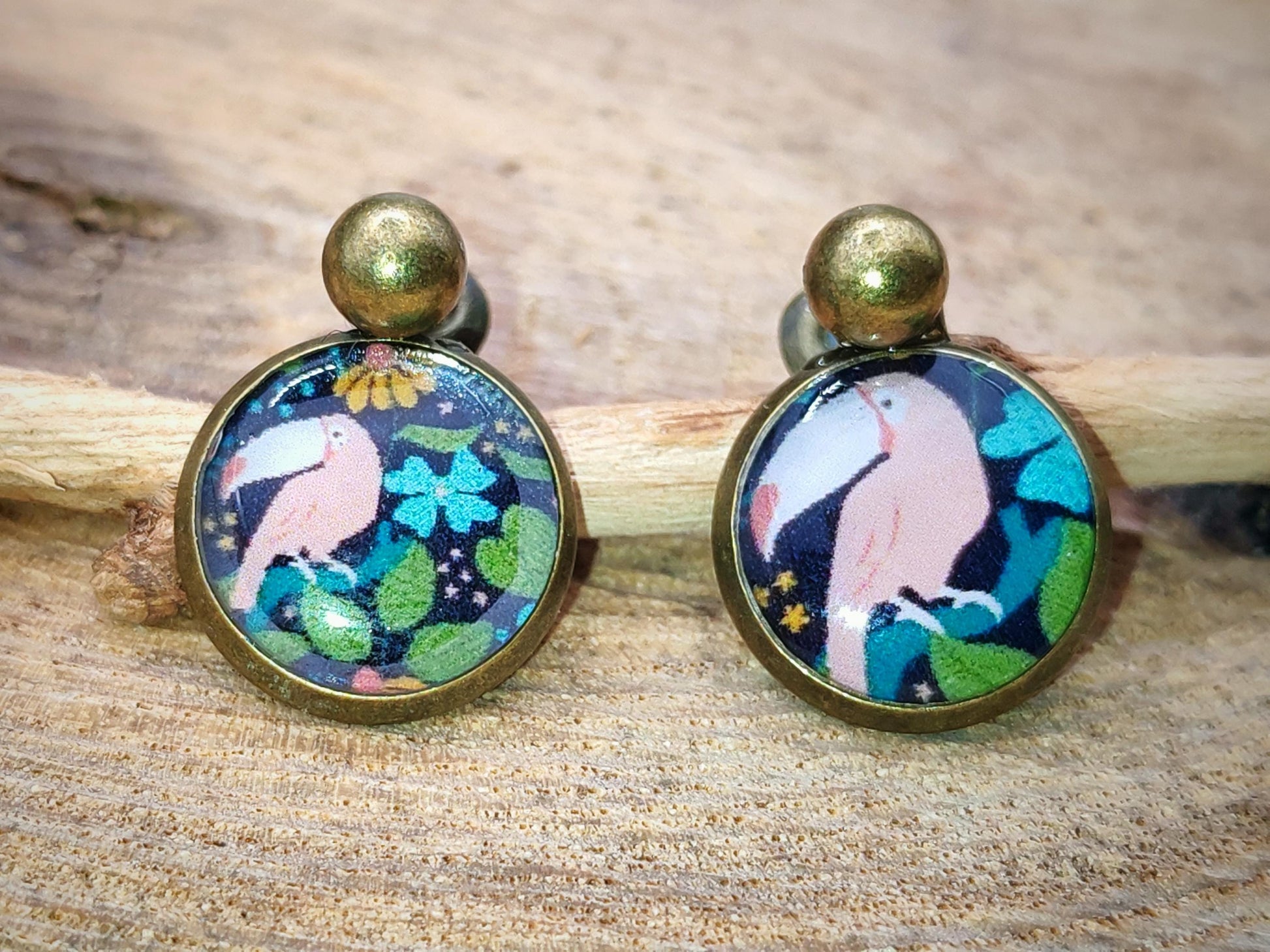 Puce d'oreille de 12mm de diamètre en résine sur imprimé, motif asymétrique, fait main