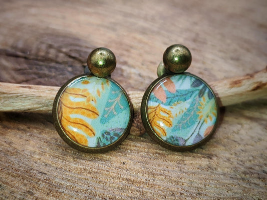 Puce d'oreille de 12mm de diamètre en résine sur imprimé, motif asymétrique, fait main