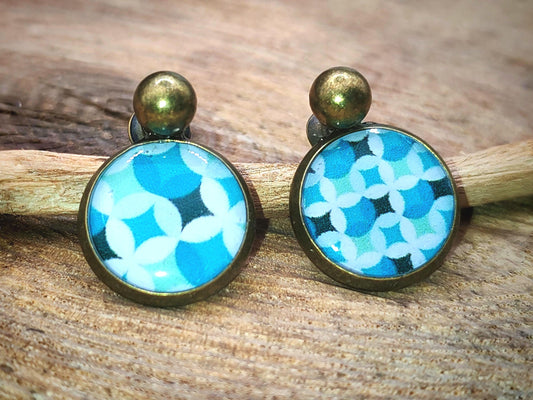 Puce d'oreille de 12mm de diamètre en résine sur imprimé, motif asymétrique, fait main