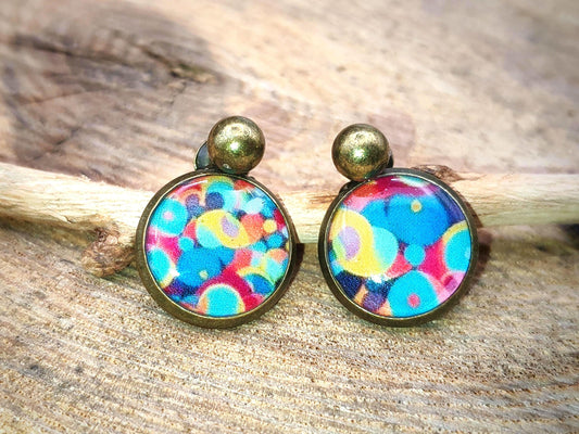 Puce d'oreille de 12mm de diamètre en résine sur imprimé, motif asymétrique, fait main