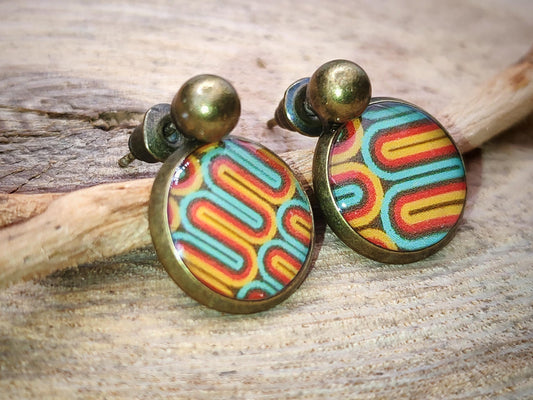 Puce d'oreille de 12mm de diamètre en résine sur imprimé, motif asymétrique, fait main