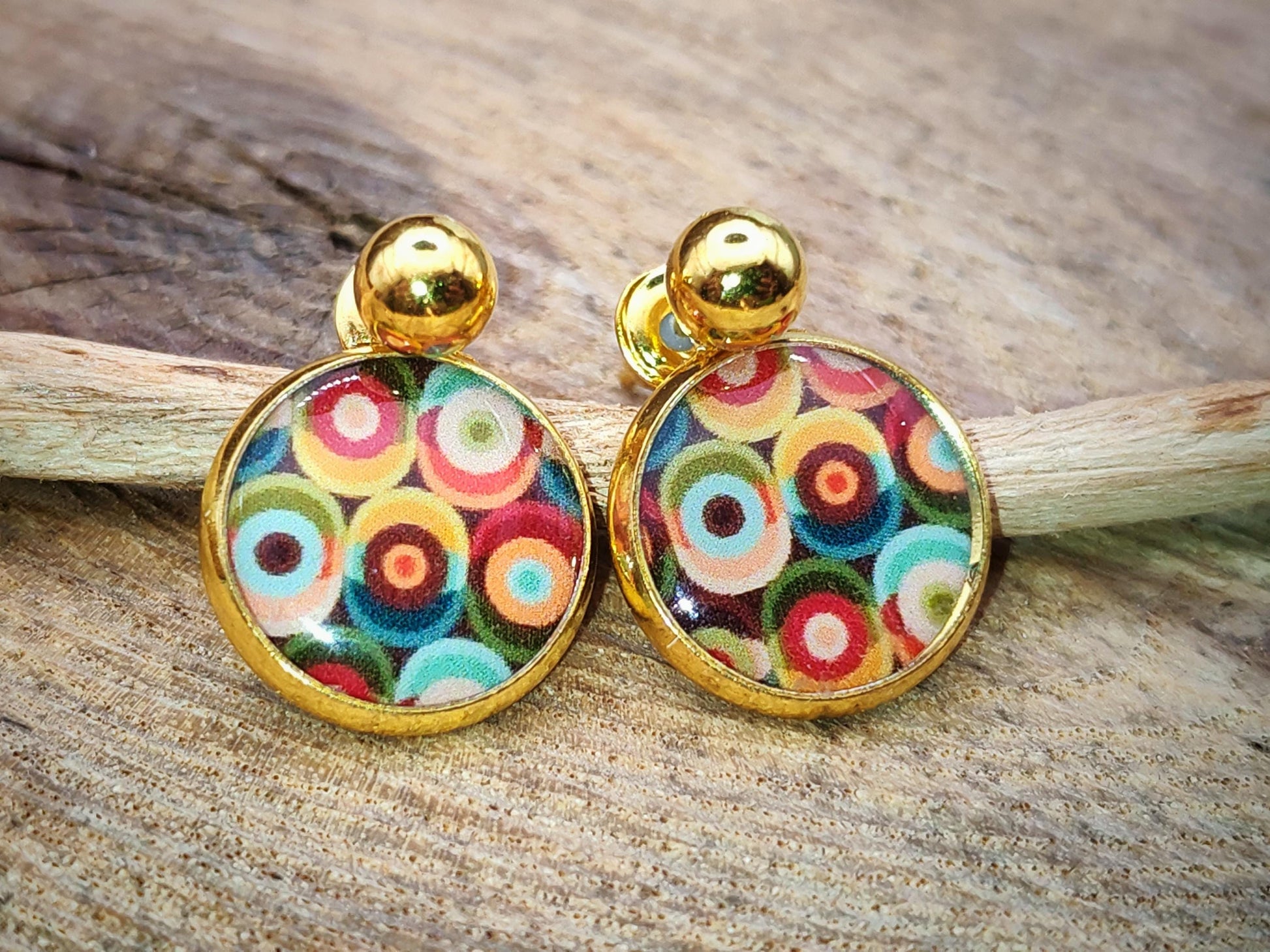 Puce d'oreille de 12mm de diamètre en résine sur imprimé, motif asymétrique, fait main