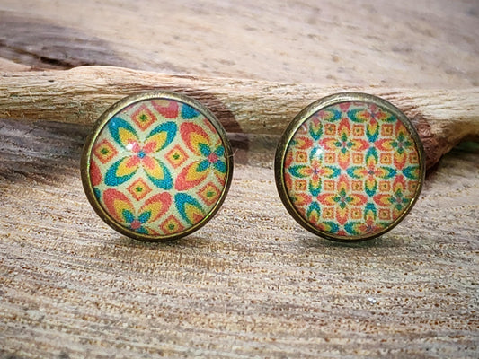 Clous d'oreille, cabochon de 10mm de diamètre en résine sur imprimé, motif asymétrique, fait main