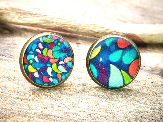 Clous d'oreille, cabochon de 10mm de diamètre en résine sur imprimé, motif asymétrique, fait main