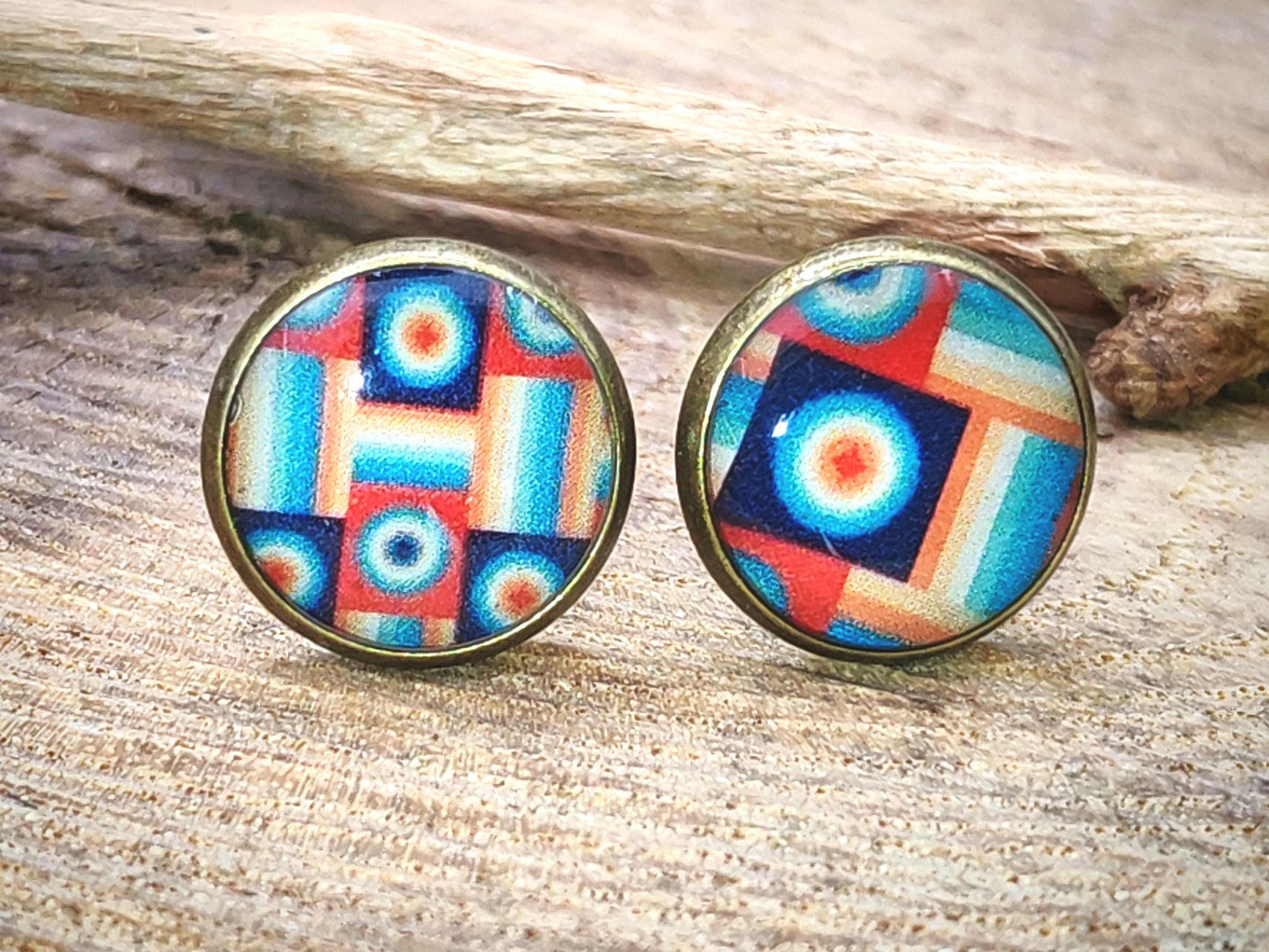 Clous d'oreille, cabochon de 10mm de diamètre en résine sur imprimé, motif asymétrique, fait main