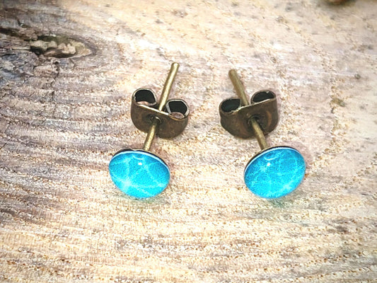 Clous d'oreille de 5mm de diamètre en résine sur imprimé, motif asymétrique, fait main