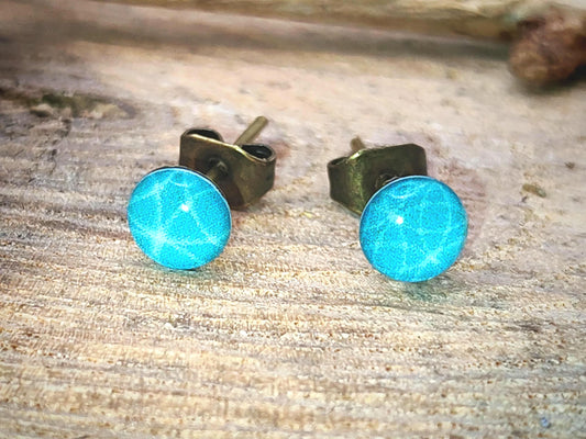 Clous d'oreille de 5mm de diamètre en résine sur imprimé, motif asymétrique, fait main