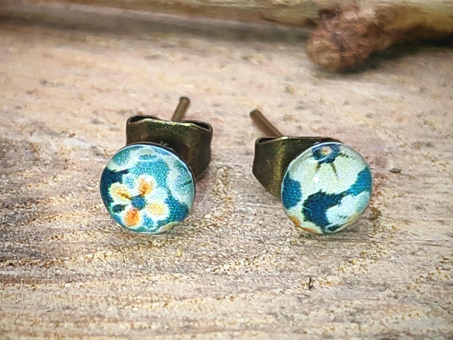 Clous d'oreille de 5mm de diamètre en résine sur imprimé, motif asymétrique, fait main