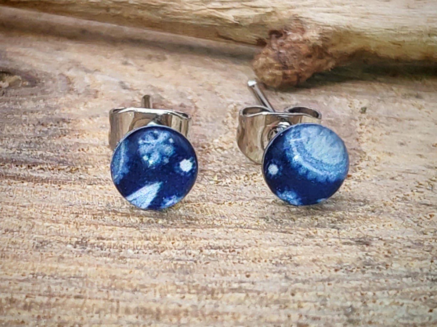 Clous d'oreille de 5mm de diamètre en résine sur imprimé, motif asymétrique, fait main